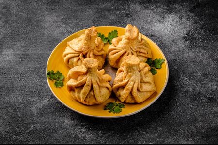 Жареные хинкали с сыром и зелью 
