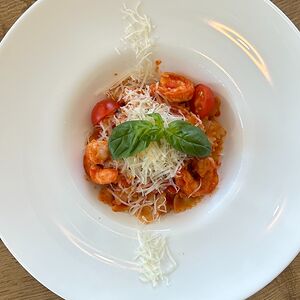 Фарфалле с томатным соусом и креветками