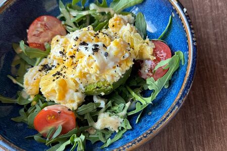 Печеный авокадо со скрэмблом