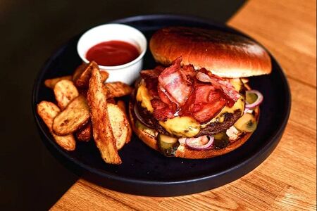 Большой чизбургер с беконом и картофелем по-деревенски