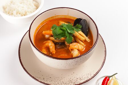 Том ям с морепродуктами