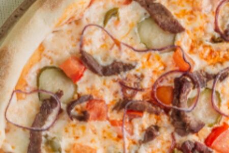 Пицца с говядиной и халапеньо 