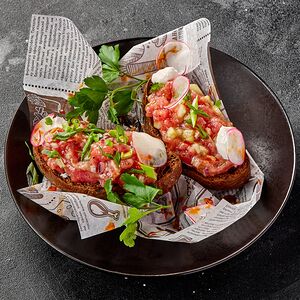 Брускетта с розовым тунцом