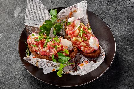 Брускетта с розовым тунцом