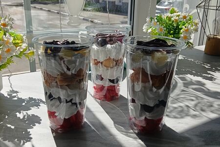 Вафля в стакане с фруктами и сливками 