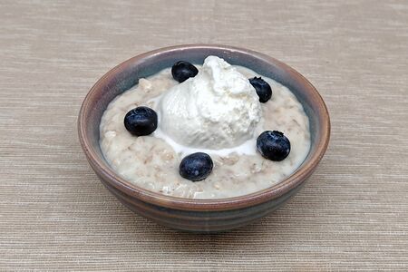 Каша овсяная с пломбиром и ягодами