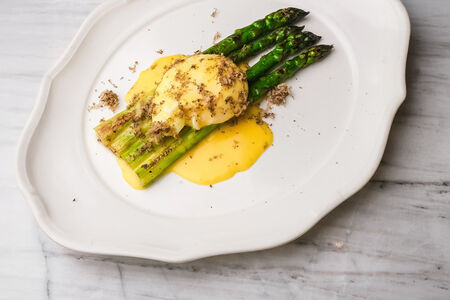 Спаржа, пашот и Голландез