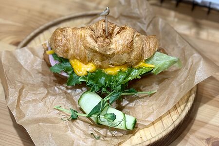 Круассан с ветчиной, соусом Дзадзики и сыром чеддер 