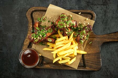 Свиные ребрышки Иль Массимо с картофелем фри