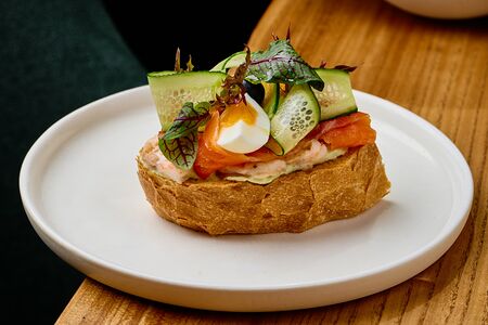 Брускетта с форелью и копченой креветкой