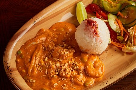 Морепродукты в соусе карри