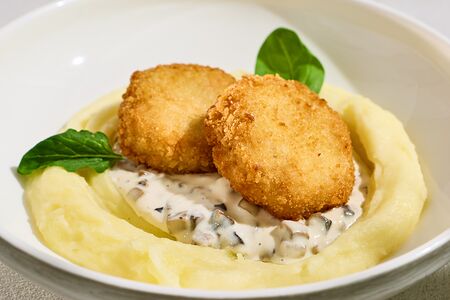 Нежные рыбные котлетки с пюре и сливочно-грибным соусом