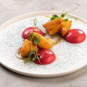 Жареный сыр моцарелла, малиновый соус