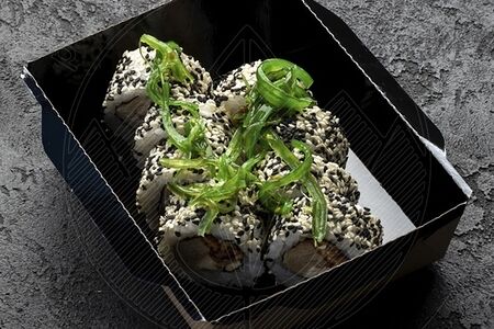 Ролл с угрём, чукой и ореховым соусом