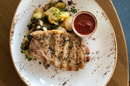 Свинина с жареным картофелем