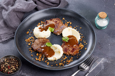 Медальоны с беконовым соусом и трюфельным пюре