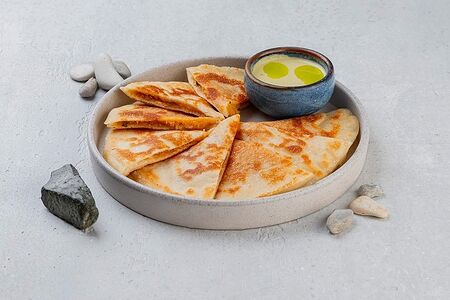 Азиатская лепешка с курицей и сливочным соусом