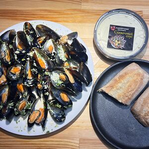 Мидии в сырно-сливочном соусе с багетом