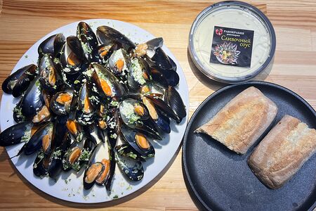 Мидии в сырно-сливочном соусе с багетом