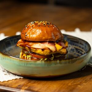 Бургер с цыпленком и соусом Эмили 