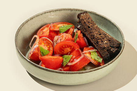 Салат из розовых томатов с бородинскими гренками