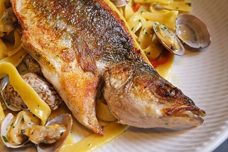 Паста с обжаренной белой рыбой и вонголе