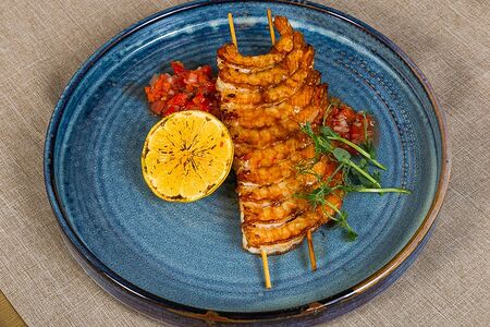 Жареные креветки с соусом сальса