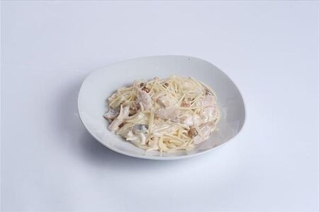 Паста с курицей в сливочном соусе
