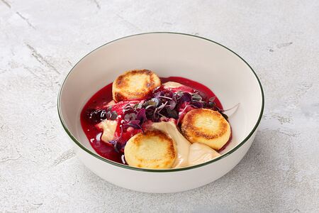 Сырники с вишневым вареньем и муссом из вареной сгущенки