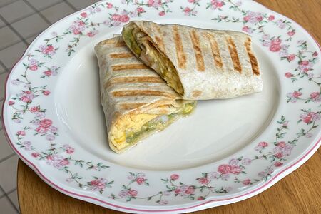 Ролл со скремблом, креветкой и гуакамоле