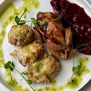 Перепелка с вишней демиглас и картофель под сыром