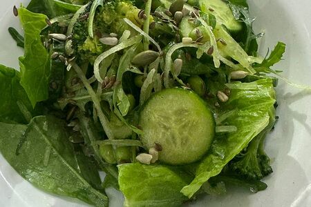 Зелёный салат с бобами, брокколи, зелёной редькой и заправкой из сельдерея и яблок