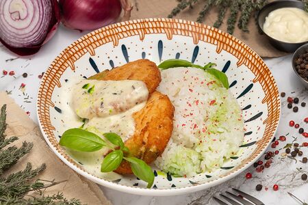 Биточки из лосося с рисом в сливочном соусе