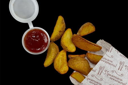 Картофель по-деревенски и соус на выбор