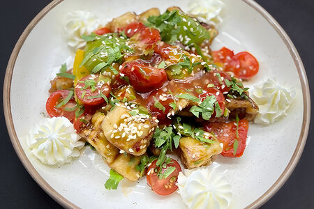 Теплый салат с баклажанами 