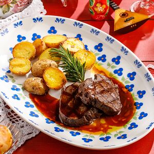 Говяжья вырезка с картофелем и соусом демиглас