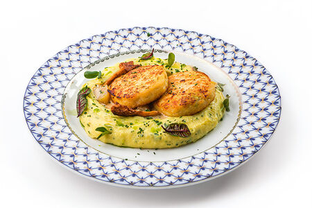 Домашние котлеты из цыплёнка с пюре и соусом из белых грибов