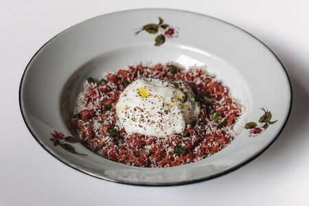 Тартар из говядины с эспумой из сыра Тулум