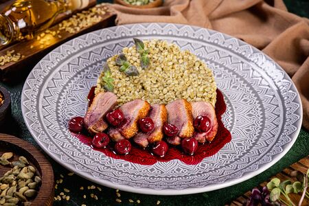 Утиная грудка с пьяной вишней и красным булгуром 
