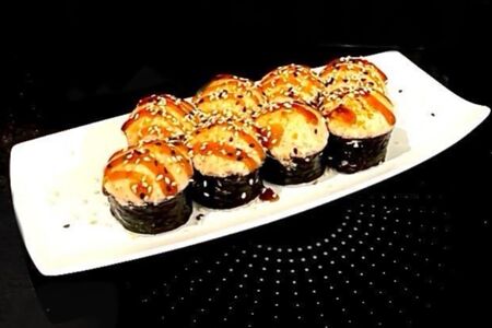 Запеченный ролл с жареным лососем