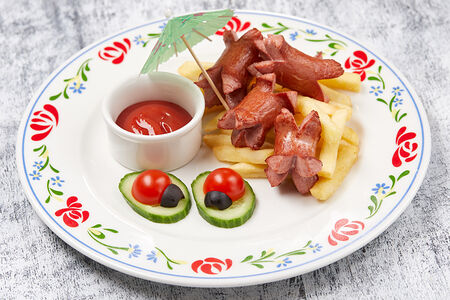 Лесная полянка с картофелем фри и кетчупом