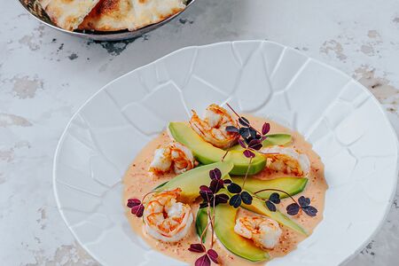 Салат из авокадо и креветок 