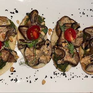 Брускетты с баклажанами и арахисовым хумусом