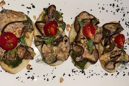 Брускетты с баклажанами и арахисовым хумусом