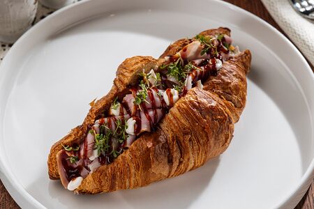Круассан с окороком и сыром