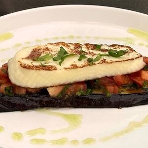 Теплый баклажан с томатами и сыром