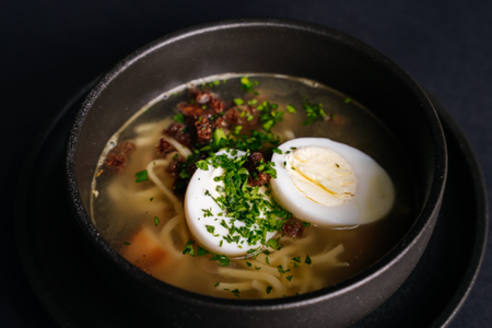 Куриный суп-лапша с курицей и яйцом