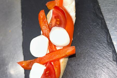 Брускетта с печеным перцем и моцареллой 