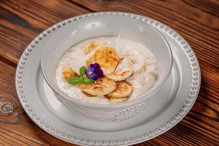 Каша овсяная с бананом и кокосовыми чипсами