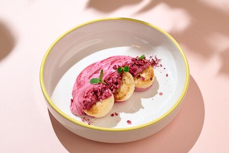 Домашние сырники в соусе сливочная малина